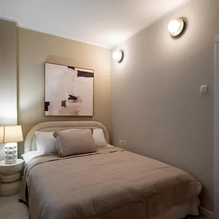 Stylish 2br Gem In The Heart Of Piata Romana شقة